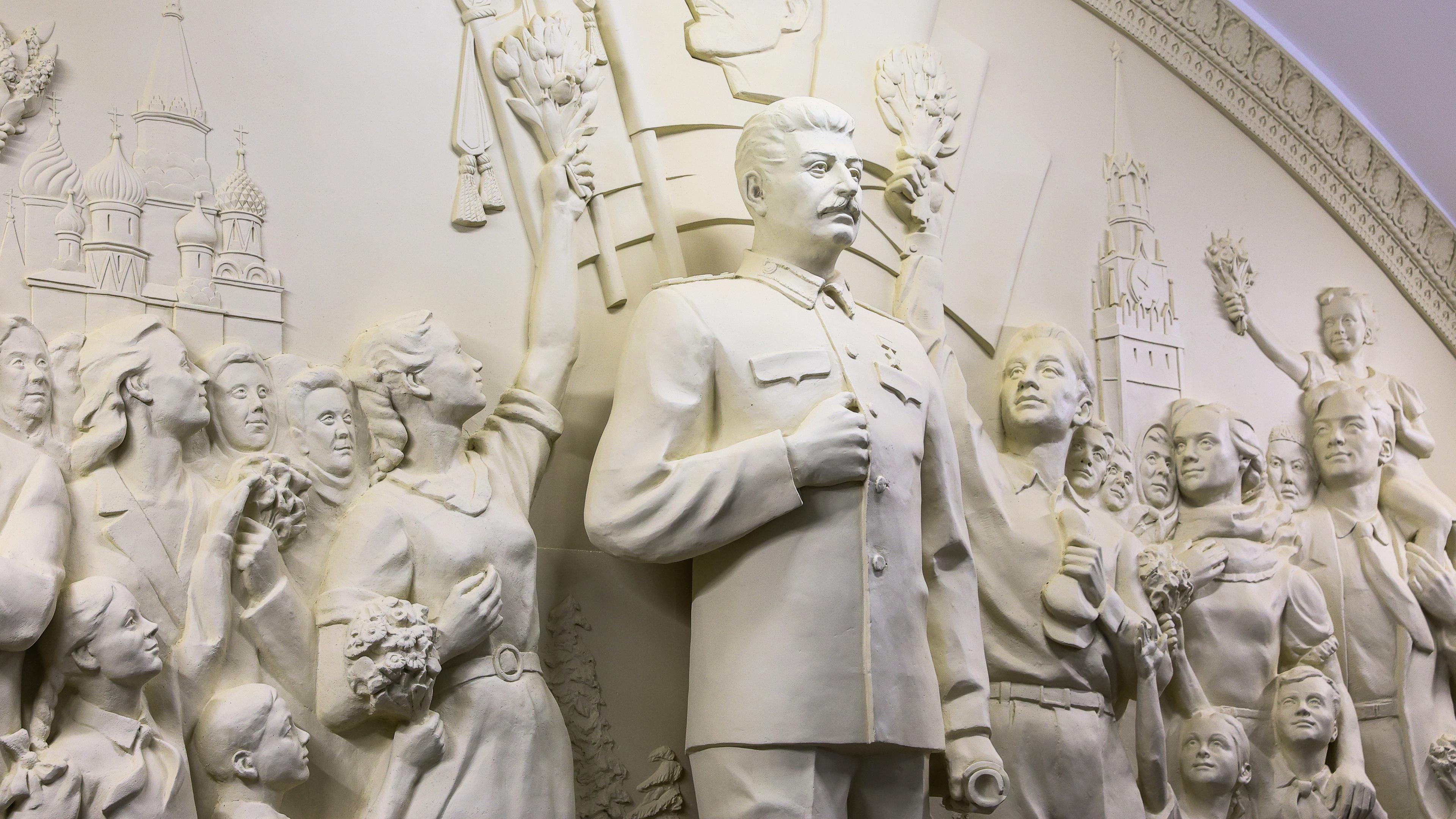 Stalin Relief im Taganskaja U-Bahnhof der Metro Moskau.