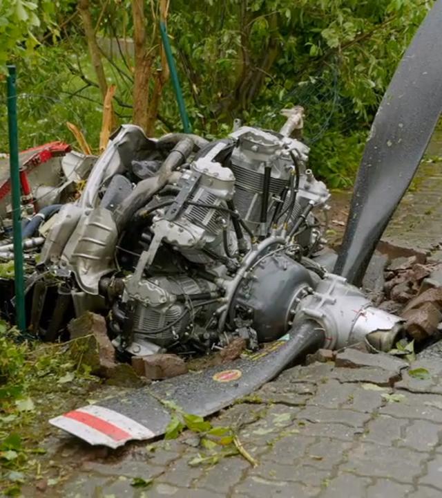Ein Trümmerteil des abgestürzten Flugzeugs in Limburgerhof liegt auf dem Boden.