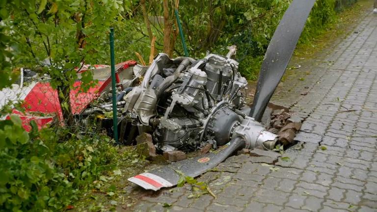 Ein Trümmerteil des abgestürzten Flugzeugs in Limburgerhof liegt auf dem Boden.