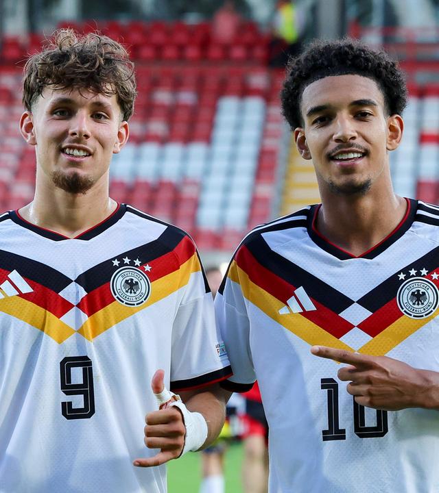 Otto Stange (links) und Francis Onyeka jubeln beim 3:0-Halbfinalsieg der deutschen U19 gegen die Ukraine bei der U19-Europameisterschaft am 8. Juli 2026 in Wrexham.