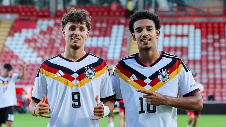 Otto Stange (links) und Francis Onyeka jubeln beim 3:0-Halbfinalsieg der deutschen U19 gegen die Ukraine bei der U19-Europameisterschaft am 8. Juli 2026 in Wrexham.