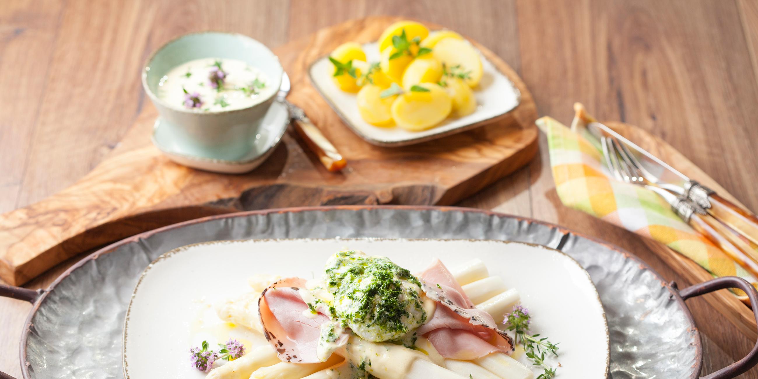 mit verlorenem Ei, Sauce Hollandaise und Trüffelschinken