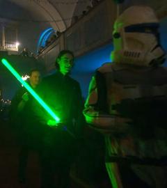 Menschen mit Lichtschwertern und Star-Wars-Kostümen in Kirche in Zurndorf, Österreich. 