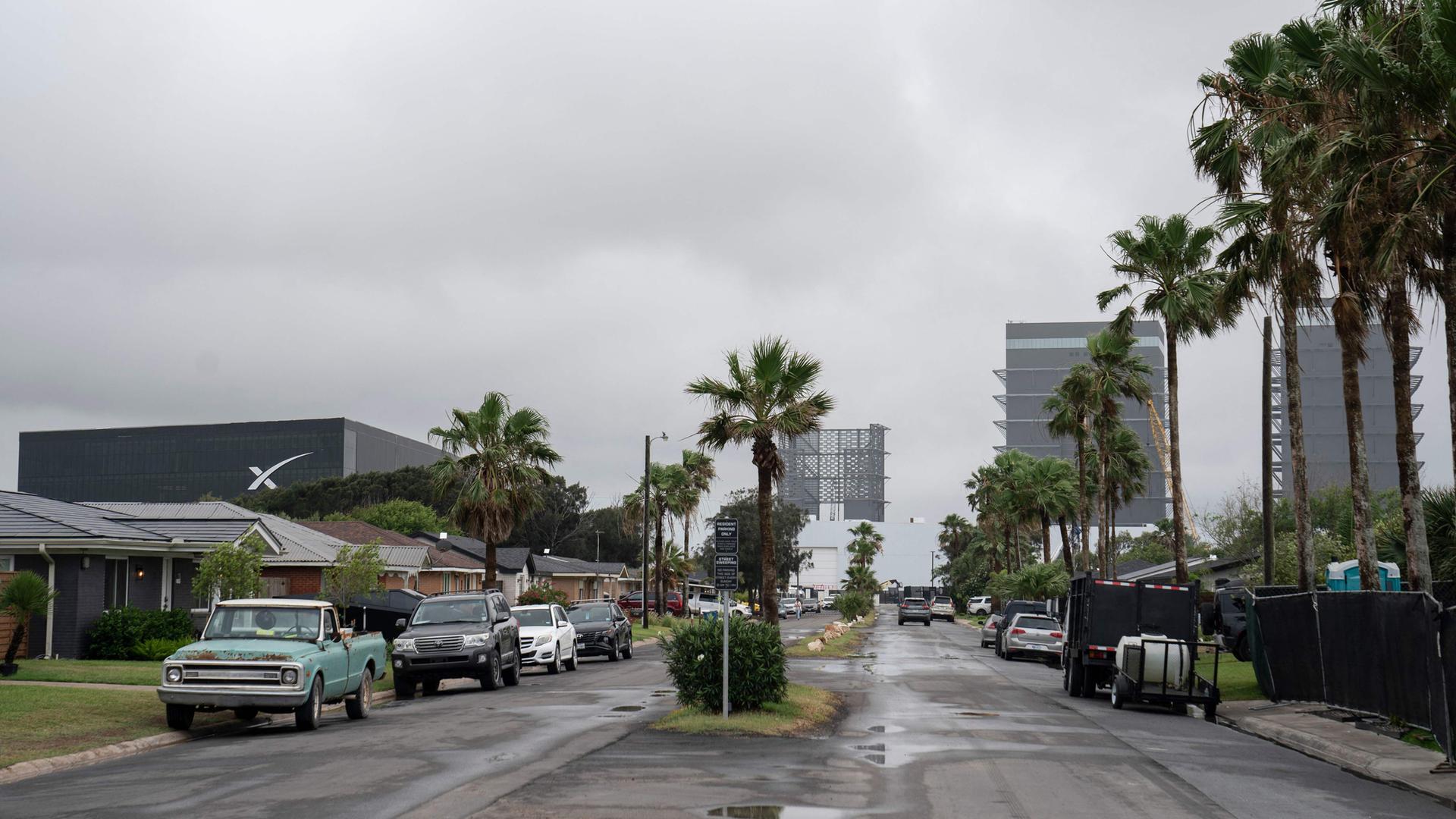 Straßen, Autos, Hochhäuser und Palmen in der Nachbarschaft in der Nähe von SpaceX.