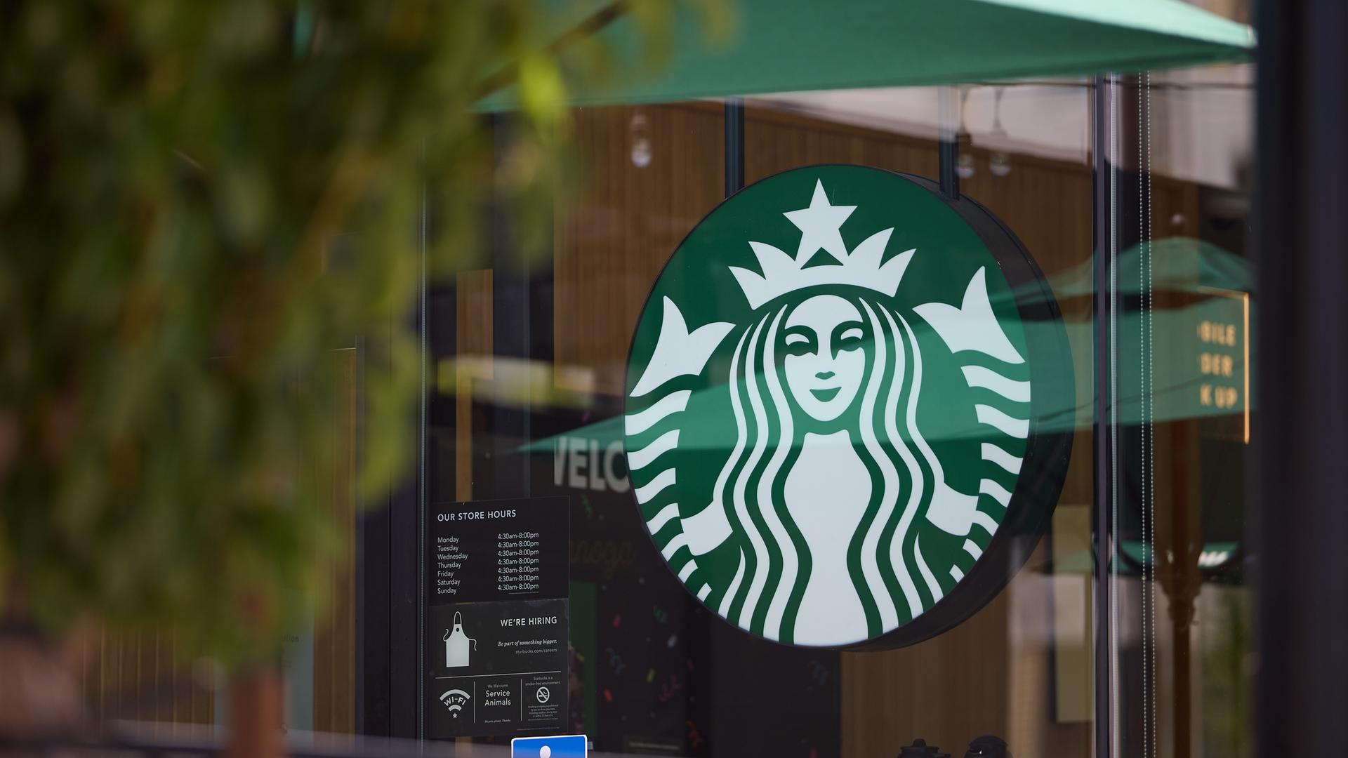 Symbolbild: Ein Logo ziert ein Starbucks in Los Angeles, Kalifornien, USA, 28. Juli 2025. 