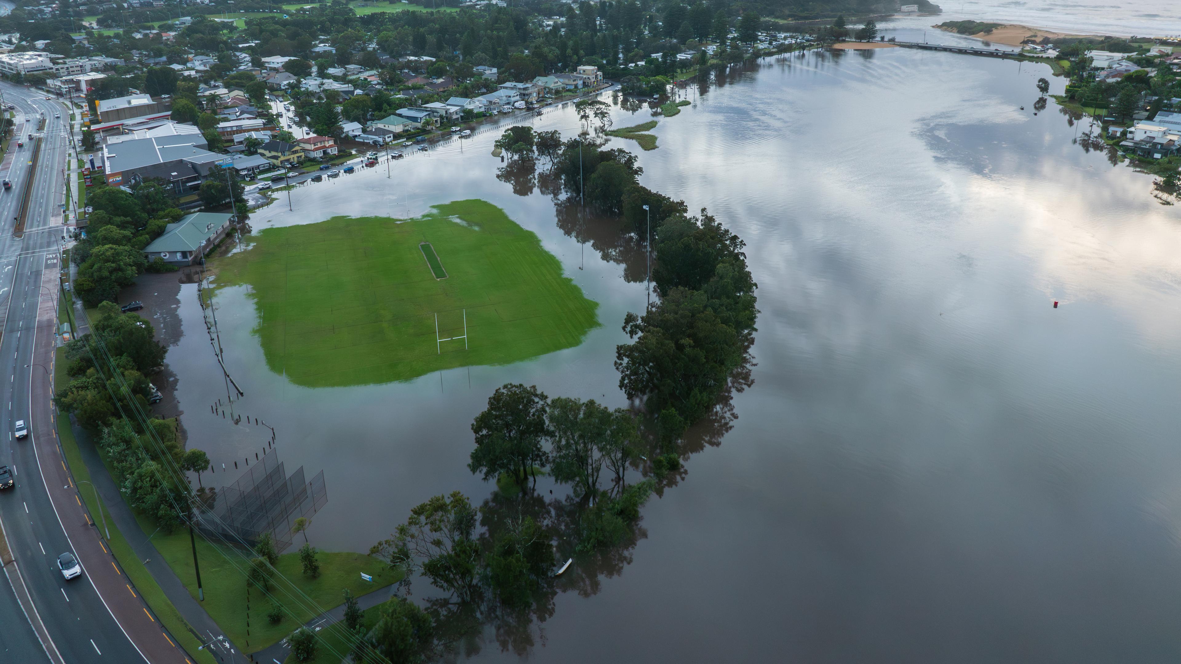 Australien, Sydney: Überschwemmungen auf der Pittwater Road, Lake Park Road, North Narrabeen, nördlich von Sydney.
