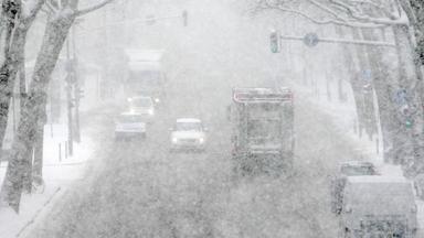 Stadtverkehr im Winter bei starkem Schneefall