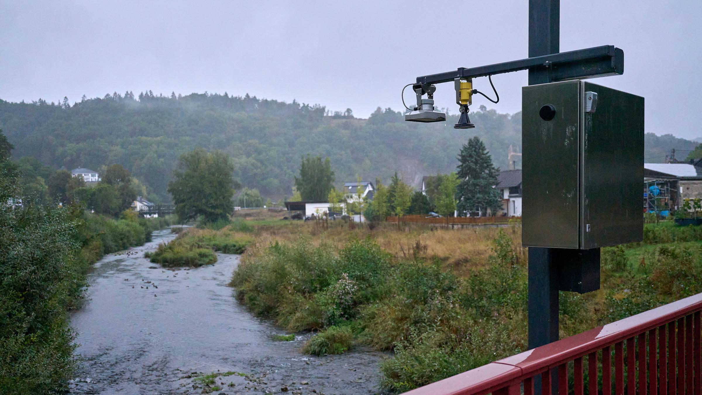 er Pegel «Müsch 2» weist am Morgen einen Wasserstand der Ahr an dieser Stelle von 45 cm auf, während es regnet, aufgenommen am 09.09.2025