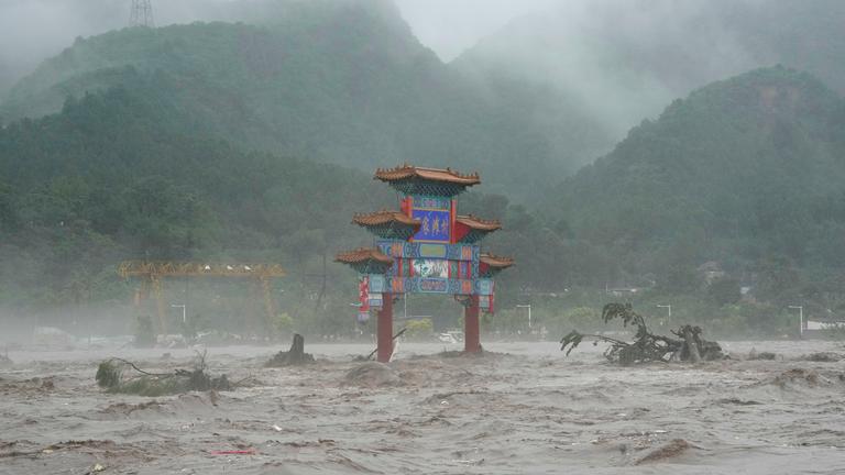 China, Peking: Ein traditionelles Tor wird am 1. August 2023 von Hochwasser umgeben.