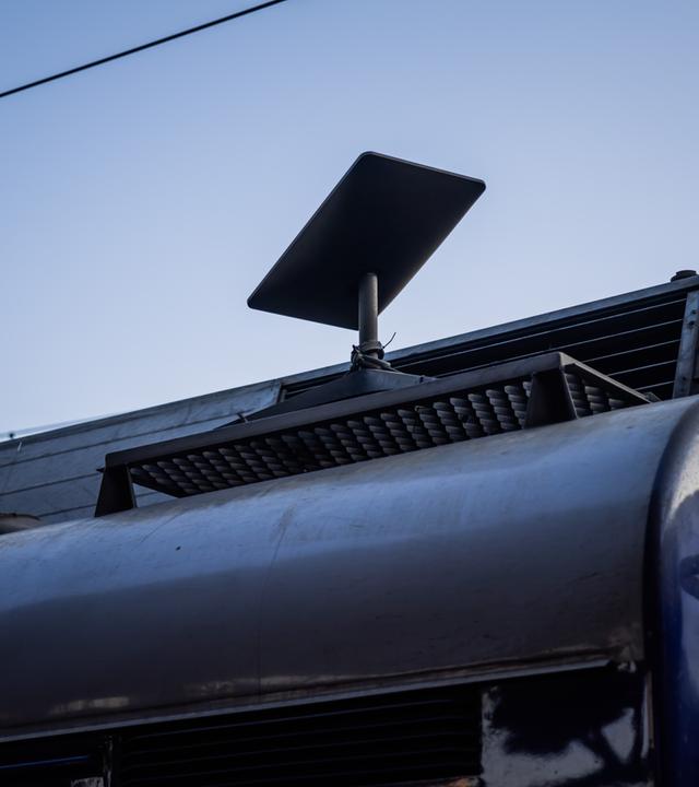 Ukraine, Kiew: Eine Antenne des Satelliten-Internetanbieters Starlink ist auf einem Zug zu sehen. Archivbild