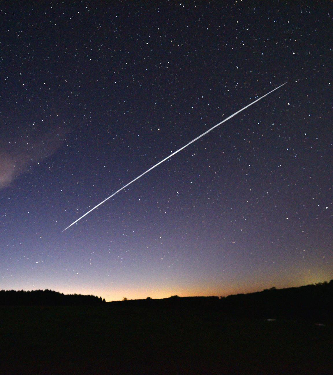 Die Langzeitbelichtung zeigt eine Spur von Starlink-Satelliten über Uruguay – aufgenommen am 7. Februar 2021 nahe Capilla del Sauce, rund 185 Kilometer nördlich von Montevideo.