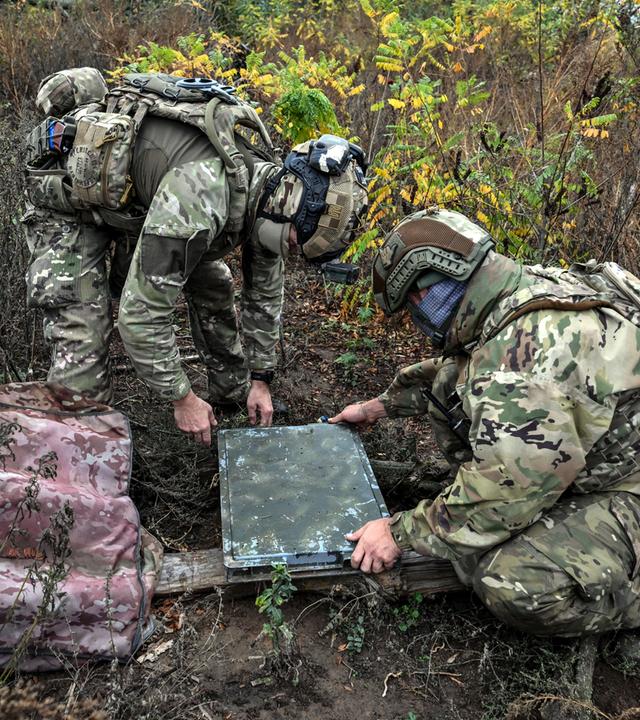 Überprüfung der Signalqualität: Soldaten der ukrainischen Nationalgarde arbeiten am Starlink-Satellitenkommunikationsnetz in ein