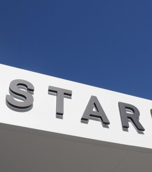 Das Starlink-Logo auf einer Hauswand.