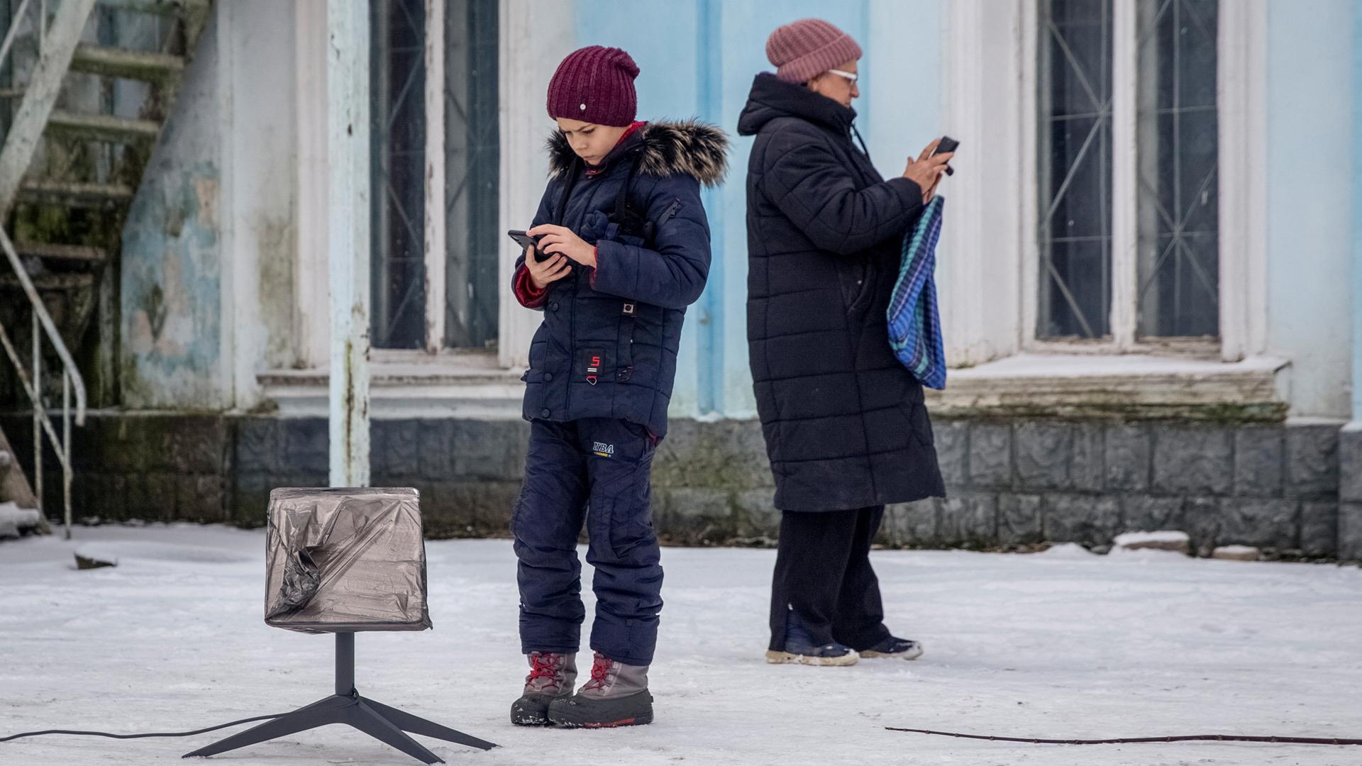 Ukraine: Bewohner nutzen ein Starlink-Terminal in Tschassiw Jar