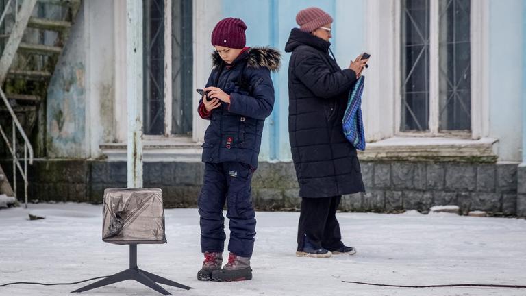 Ukraine: Bewohner nutzen ein Starlink-Terminal in Tschassiw Jar