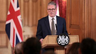 Der britische Premierminister Keir Starmer hält im Anschluss an seine erste Kabinettssitzung als Premierminister in London eine Rede