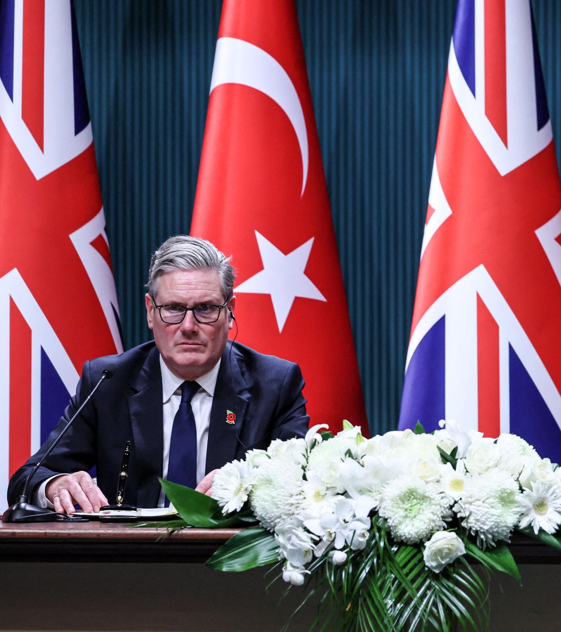 Der britische Premierminister Keir Starmer (links) und der türkische Präsident Recep Tayyip Erdogan (rechts) halten eine gemeinsame Pressekonferenz ab, nachdem sie im Präsidentenpalast in Ankara einen Vertrag über 11 Milliarden Dollar für 20 Eurofighter unterzeichnet haben.