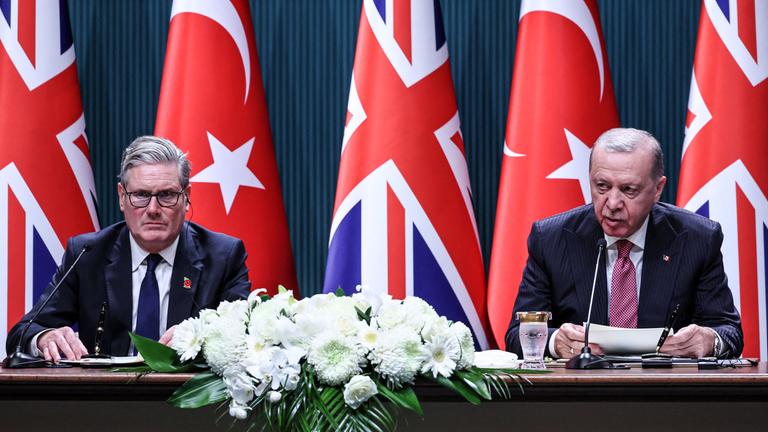 Der britische Premierminister Keir Starmer (links) und der türkische Präsident Recep Tayyip Erdogan (rechts) halten eine gemeinsame Pressekonferenz ab, nachdem sie im Präsidentenpalast in Ankara einen Vertrag über 11 Milliarden Dollar für 20 Eurofighter unterzeichnet haben.
