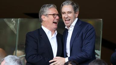 Großbritanniens Premierminister Keir Starmer (l) und Irlands Regierungschef Simon Harris schauen ein Fußballspiel.