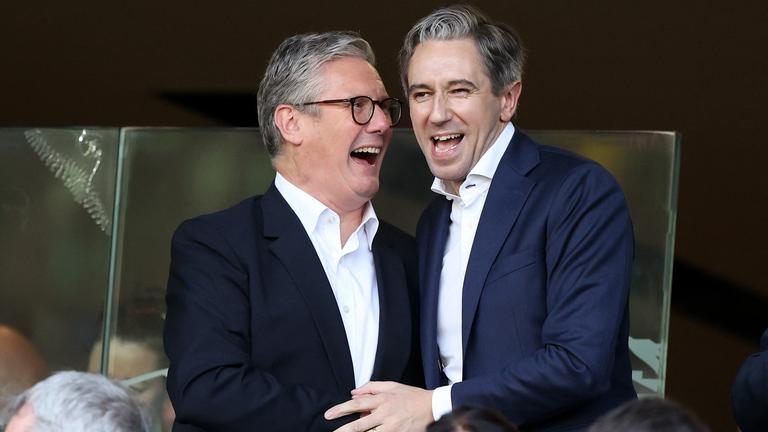 Großbritanniens Premierminister Keir Starmer (l) und Irlands Regierungschef Simon Harris schauen ein Fußballspiel.