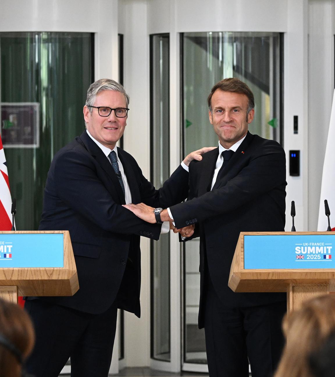 Der britische Premierminister Sir Keir Starmer (l) und der französische Präsident Emmanuel Macron schütteln sich die Hände beim Staatsbesuch Macrons im Vereinigten Königreich. 