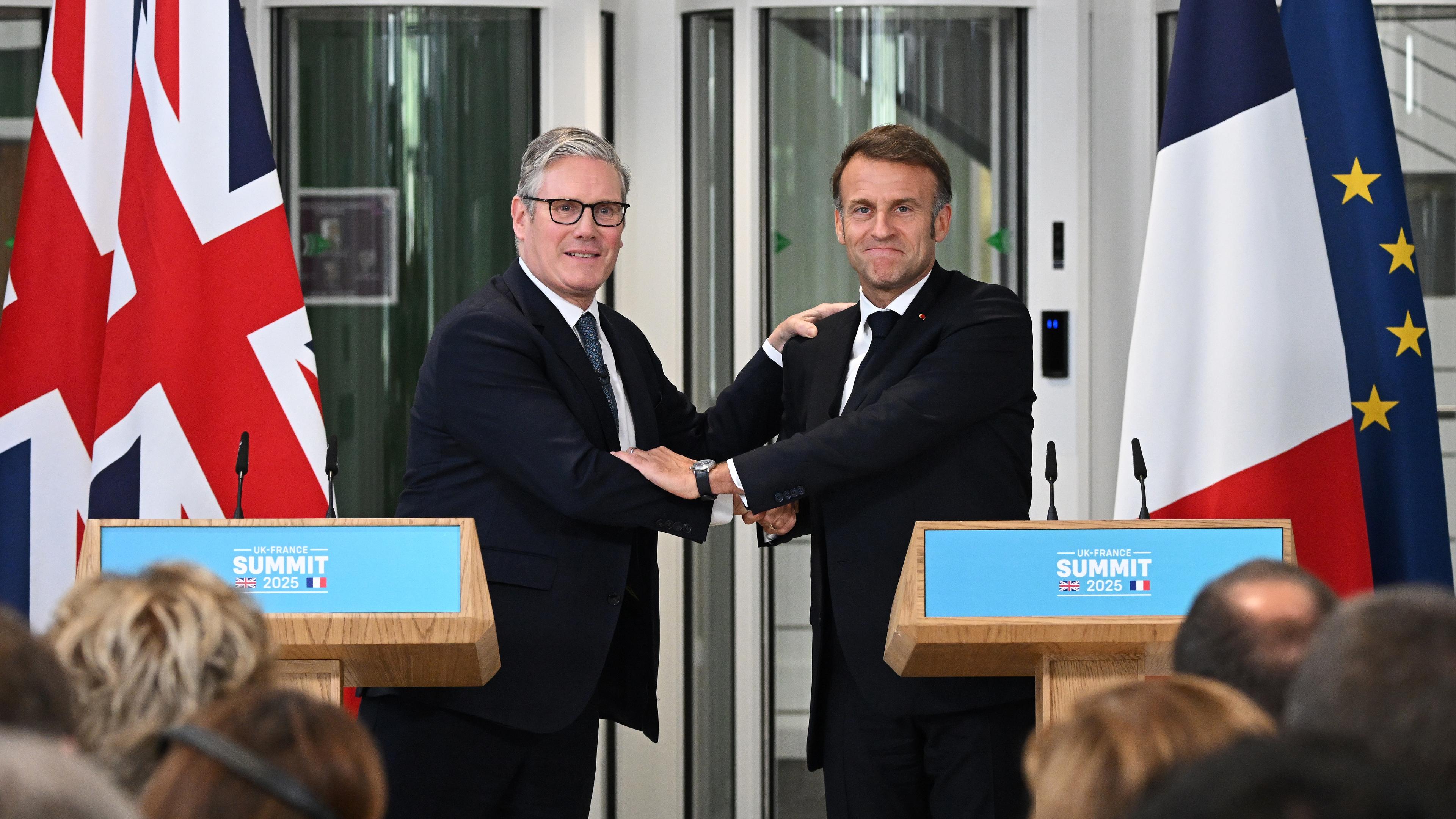 Der britische Premierminister Sir Keir Starmer (l) und der französische Präsident Emmanuel Macron schütteln sich die Hände beim Staatsbesuch Macrons im Vereinigten Königreich. 