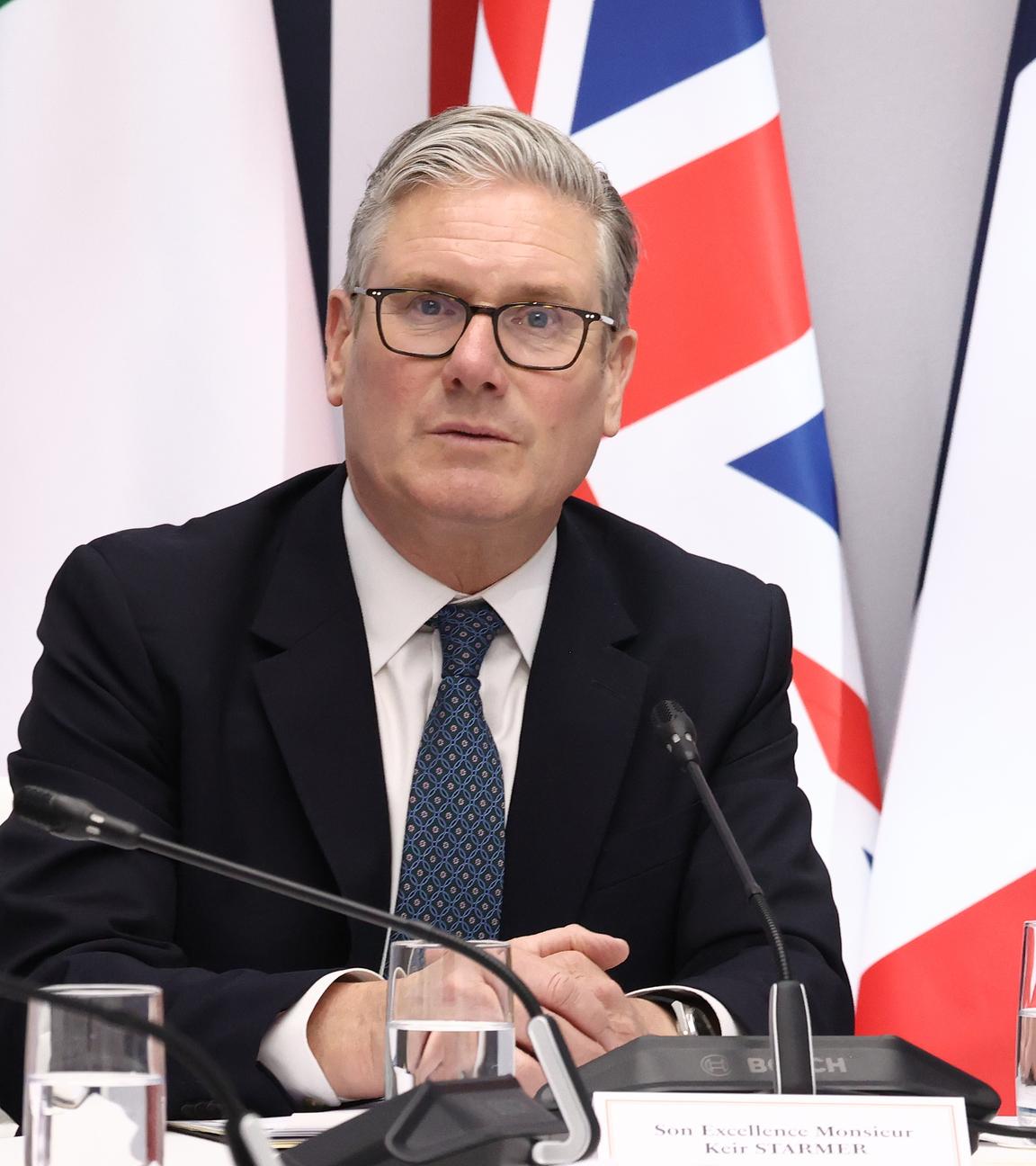 17.04.2026, Frankreich, Paris: Der französische Präsident Emmanuel Macron (nicht abgebildet) und Premierminister Sir Keir Starmer veranstalten gemeinsam ein Treffen im Palast in Frankreich, um eine multinationale Koalition zur Erleichterung des Schiffsverkehrs in der Straße von Hormuz nach dem Ende des Krieges zwischen den USA und dem Iran zu bilden.