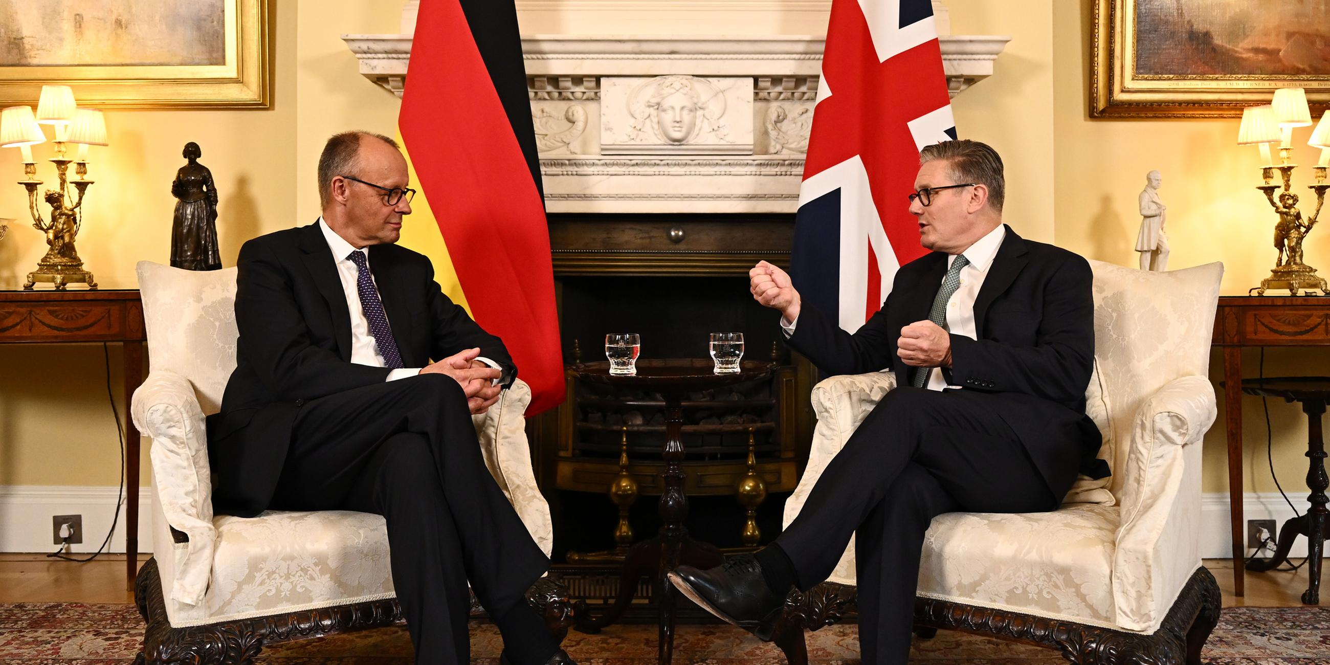 Der Britische Premierminister Keir Starmer (Rechts) und der deutsche Bundeskanzler Friedrich Merz (Links) während des Amtsantrittsbesuches von Friedrich Merz in London am 17.07.2025.