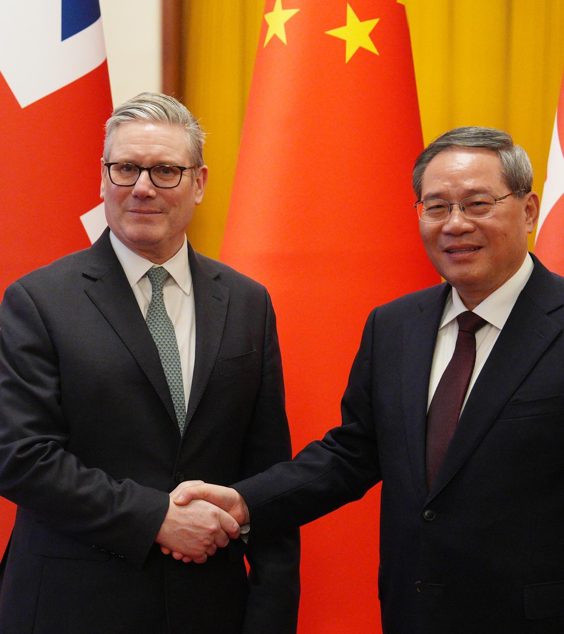 Sir Keir Starmer, Premierminister von Großbritannien, schüttelt dem chinesischen Premierminister Li Qiang während einer Begrüßungszeremonie in der Großen Halle des Volkes in Peking die Hand. 