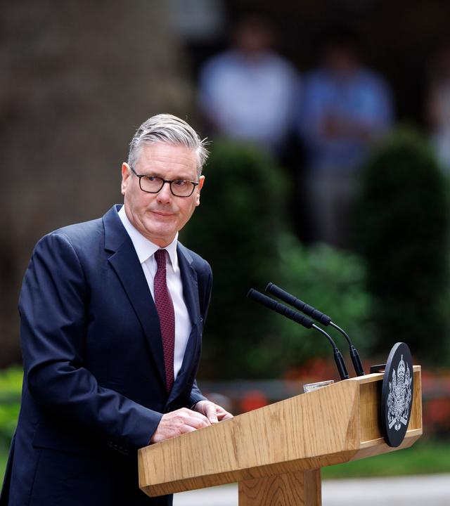 Der britische Premierminister Keir Starmer erklärt in der Downing Street seinen Rücktritt