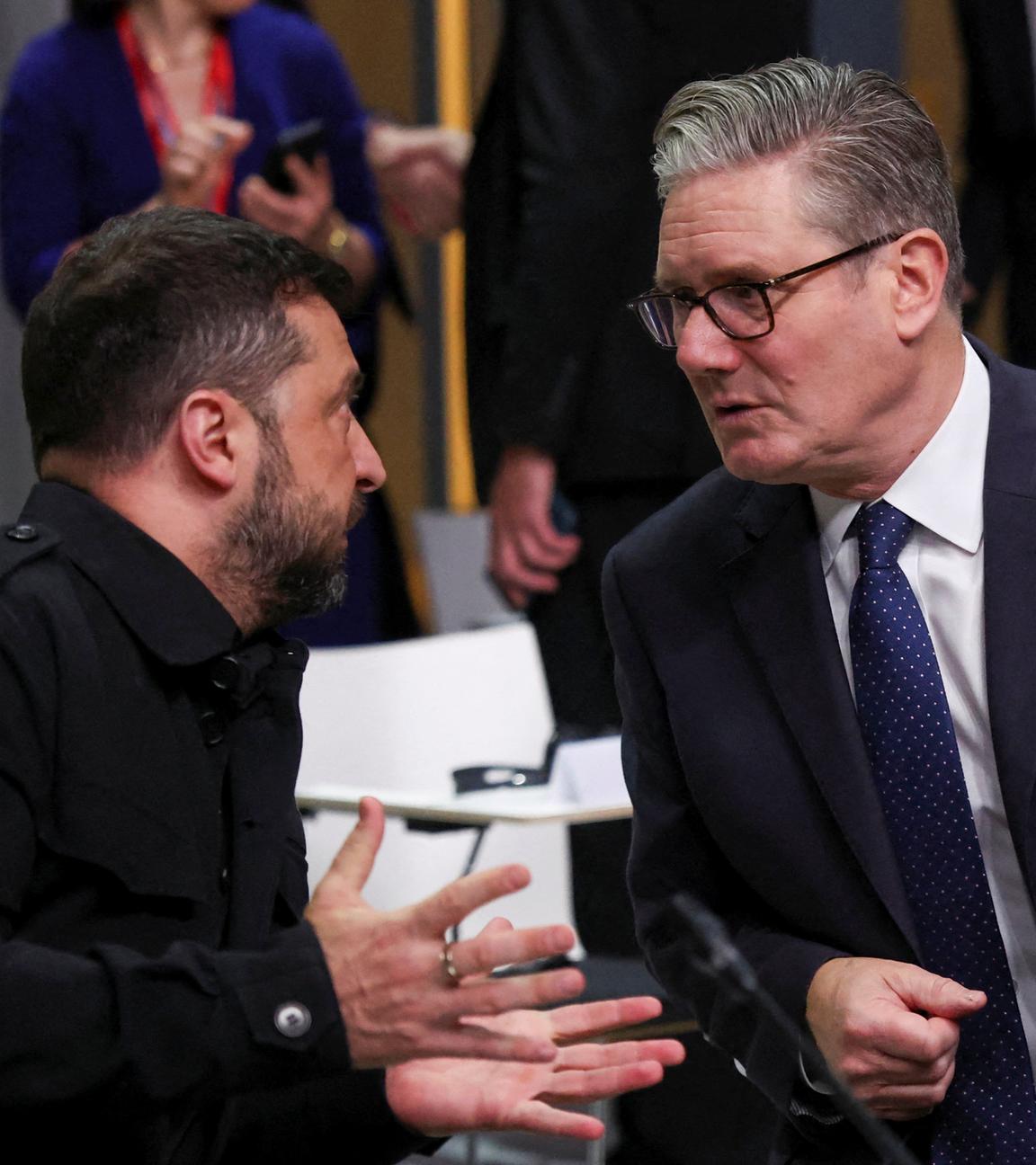 Der britische Premierminister Keir Starmer, rechts, spricht mit dem ukrainischen Präsidenten Wolodymyr Selenskyj während des Gipfels der Europäischen Politischen Gemeinschaft. 