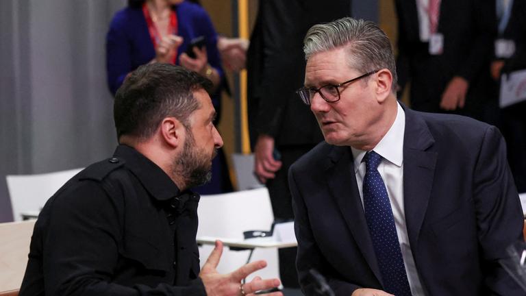 Der britische Premierminister Keir Starmer, rechts, spricht mit dem ukrainischen Präsidenten Wolodymyr Selenskyj während des Gipfels der Europäischen Politischen Gemeinschaft. 