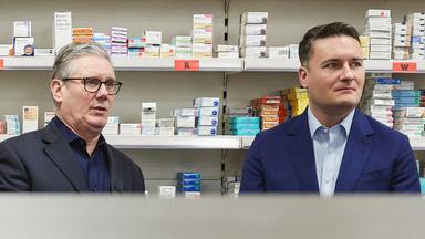 Keir Starmer und Gesundheitsminister Wes Streeting beim Besuch der Nelson Medical Practice Health Centre in London am 26. Januar 2026.