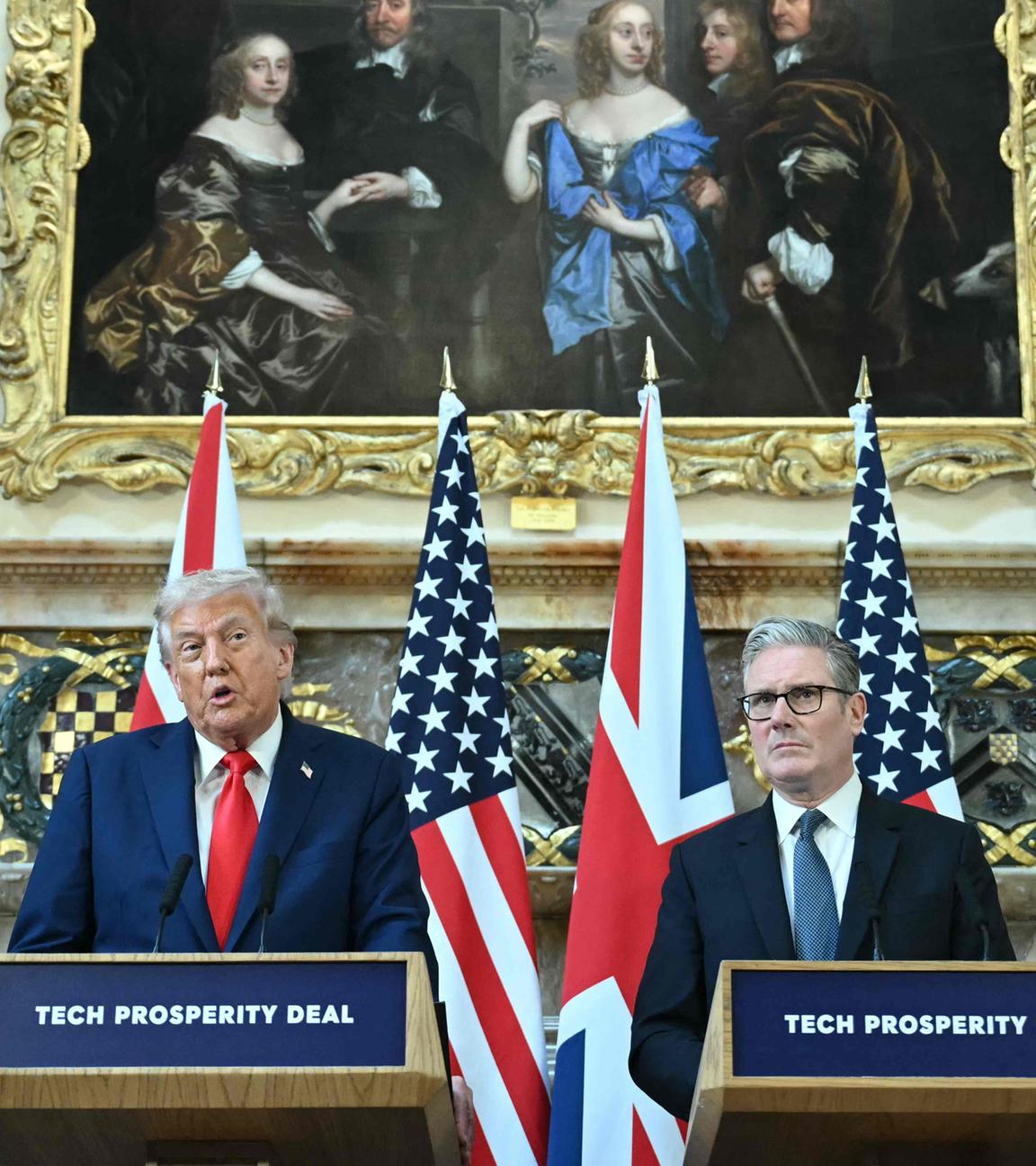 Großbritannien: Der britische Premierminister Keir Starmer (R) und US-Präsident Donald Trump (L) nehmen an einer gemeinsamen Pressekonferenz nach ihrem Treffen in Chequers in Aylesbury teil.