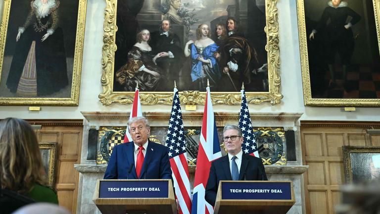 Großbritannien: Der britische Premierminister Keir Starmer (R) und US-Präsident Donald Trump (L) nehmen an einer gemeinsamen Pressekonferenz nach ihrem Treffen in Chequers in Aylesbury teil.