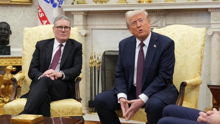 Starmer und Trump sitzen nebeneinander im Oval Office.