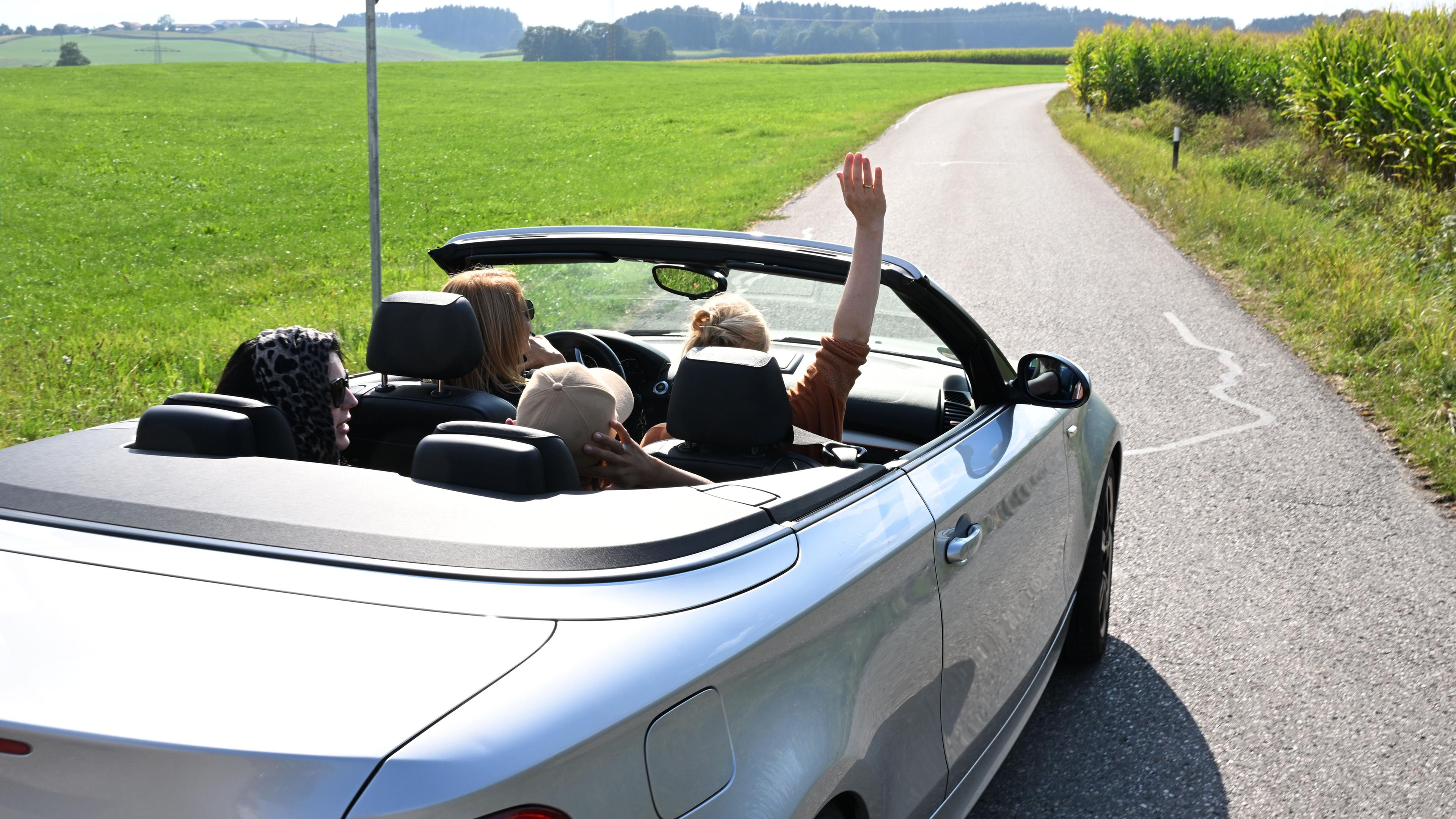 Auto fährt auf einer Straße im Chiemgau. 
