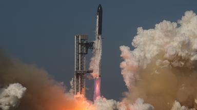 Die Riesenrakete Starship des Weltraumunternehmens SpaceX startet vom vom Weltraumbahnhof im US-Bundesstaat Texas.