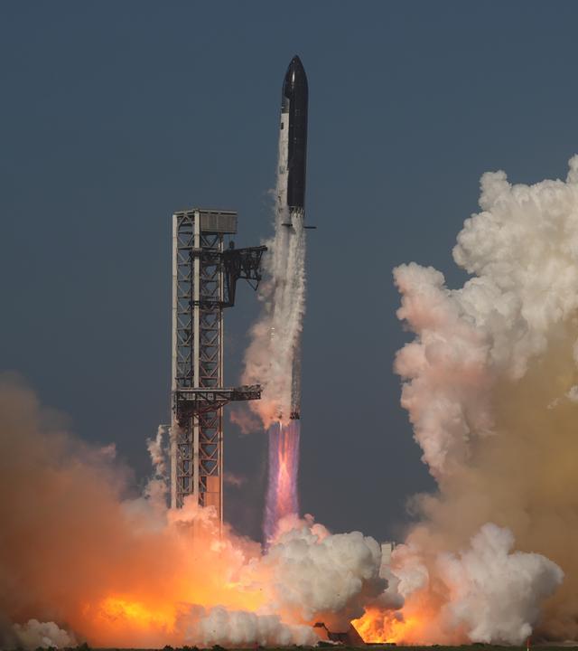 Die Riesenrakete Starship des Weltraumunternehmens SpaceX startet vom vom Weltraumbahnhof im US-Bundesstaat Texas.