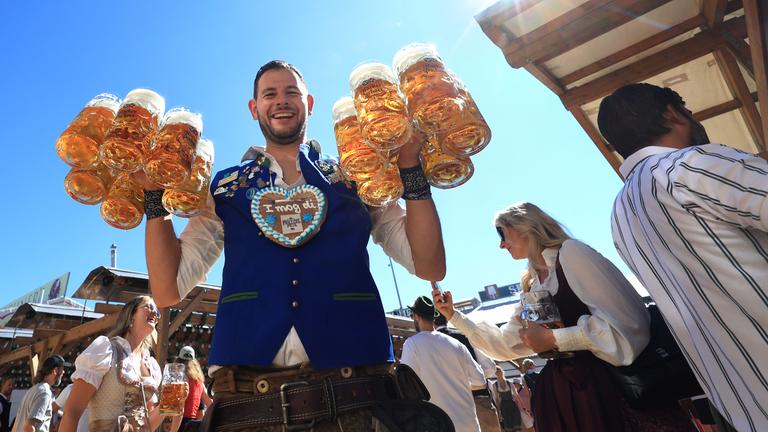 Bayern, München: Eine Bedienung bringt Maßkrüge mit Bier in das Hacker-Festzelt. Die 190.