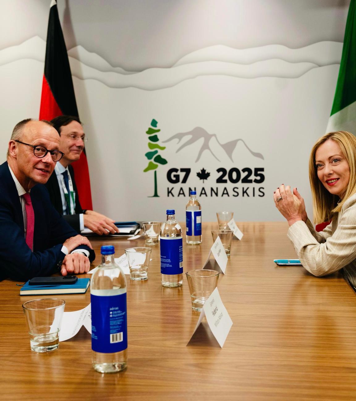 Die italienische Premierministerin Giorgia Meloni und Friedrich Merz sitzen an einem Tisch bei dem g7-Gipfeltreffen