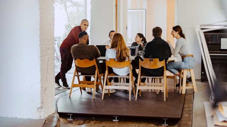 Das Team eines Start-Ups sitzt in ihrem Büro in Berlin.