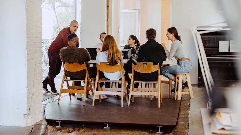 Das Team eines Start-Ups sitzt in ihrem Büro in Berlin.