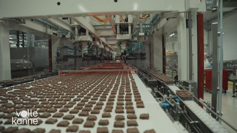 Fabrikband auf dem Schokoladenstücke liegen