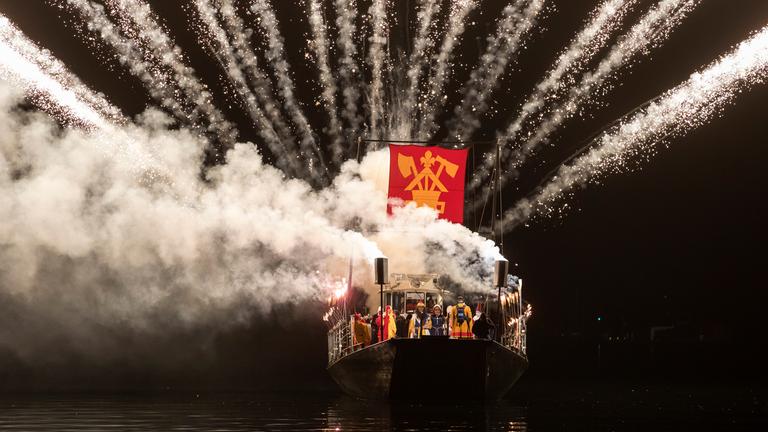 In Luzern beginnt die Straßenfastnacht um 5 Uhr morgens mit dem "Urknall" über dem Luzerner Seebecken.
