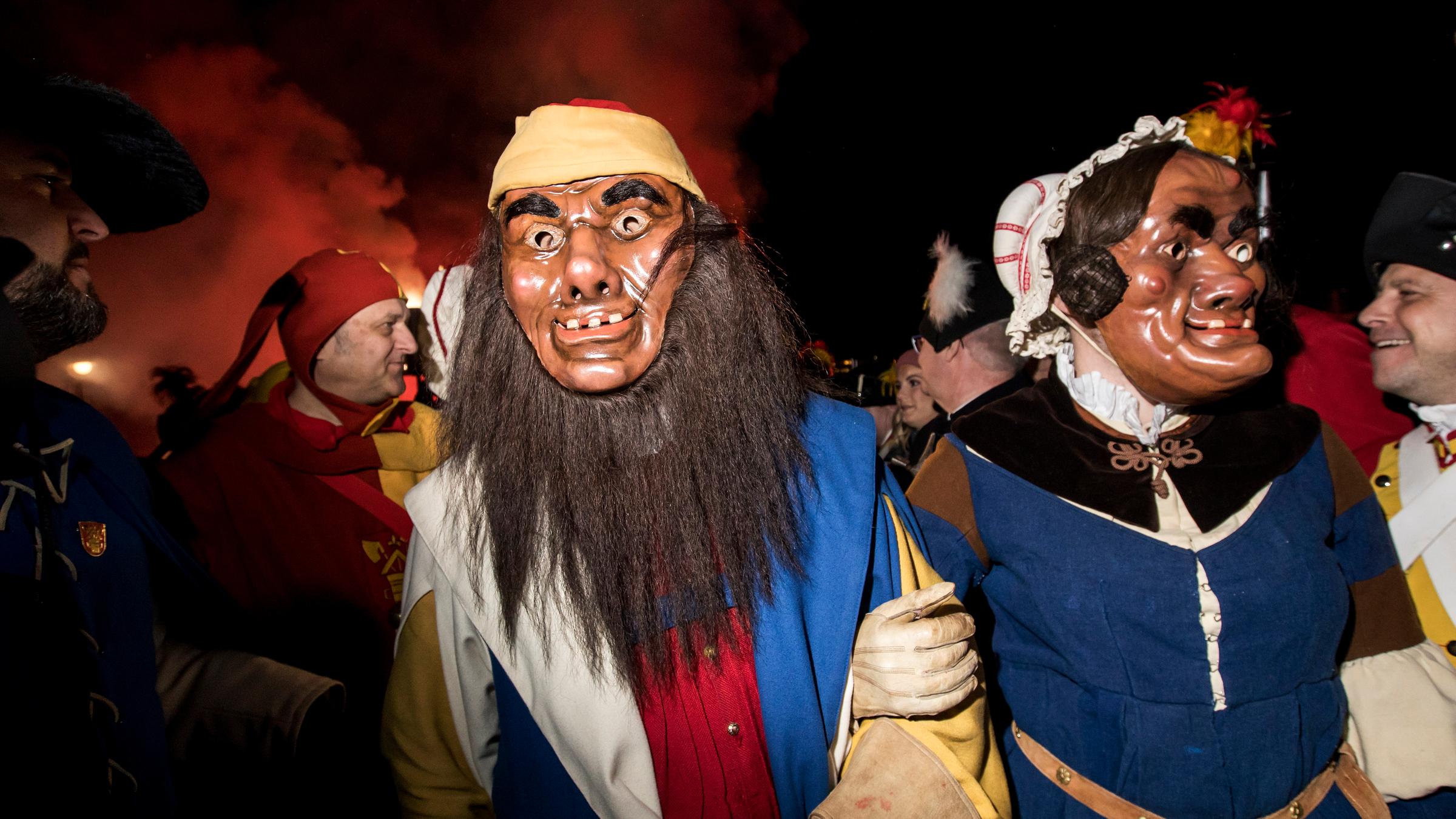 In Luzern beginnt die Straßenfastnacht um 5 Uhr morgens mit dem "Urknall" über dem Luzerner Seebecken.