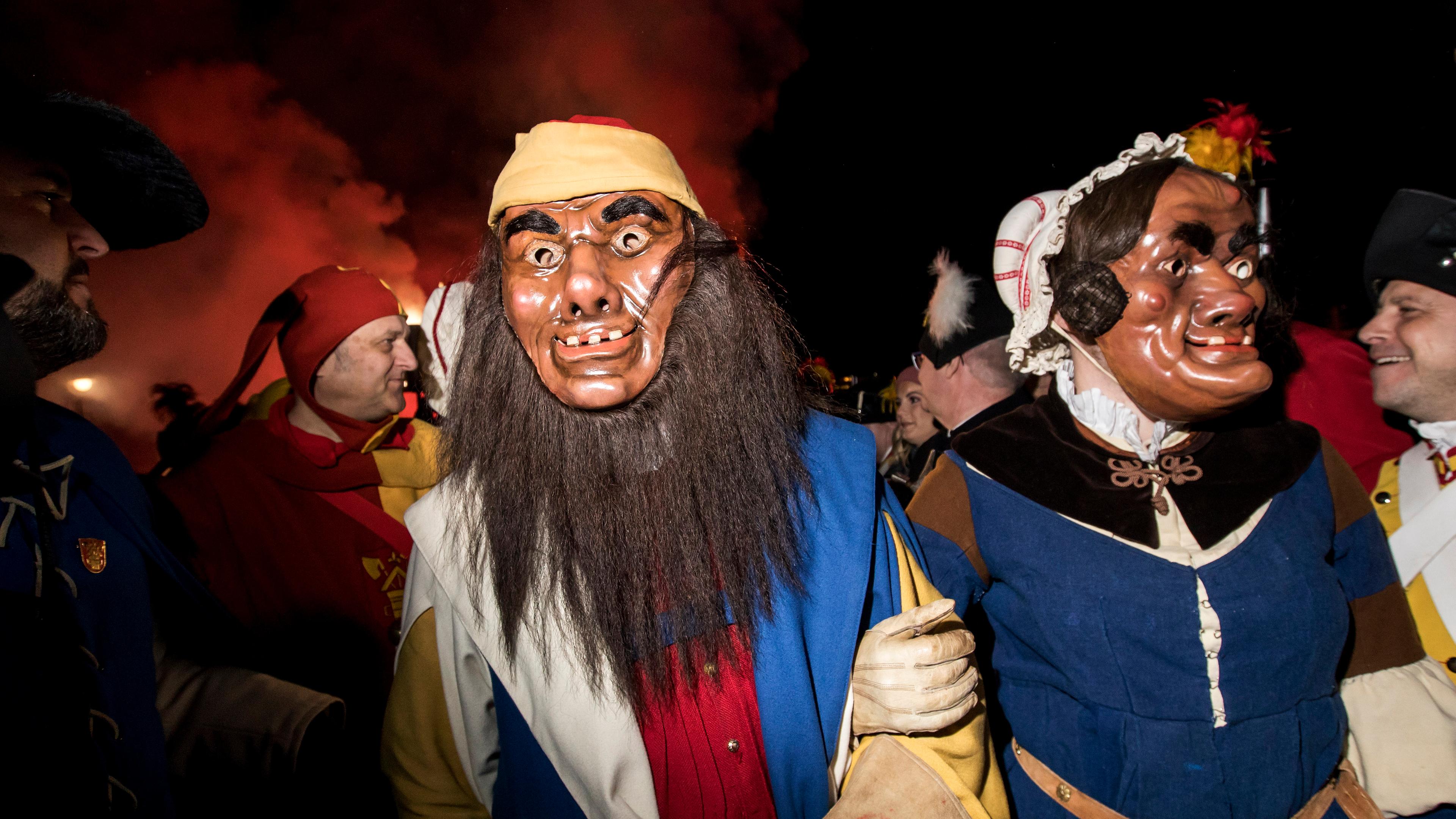 In Luzern beginnt die Straßenfastnacht um 5 Uhr morgens mit dem "Urknall" über dem Luzerner Seebecken.