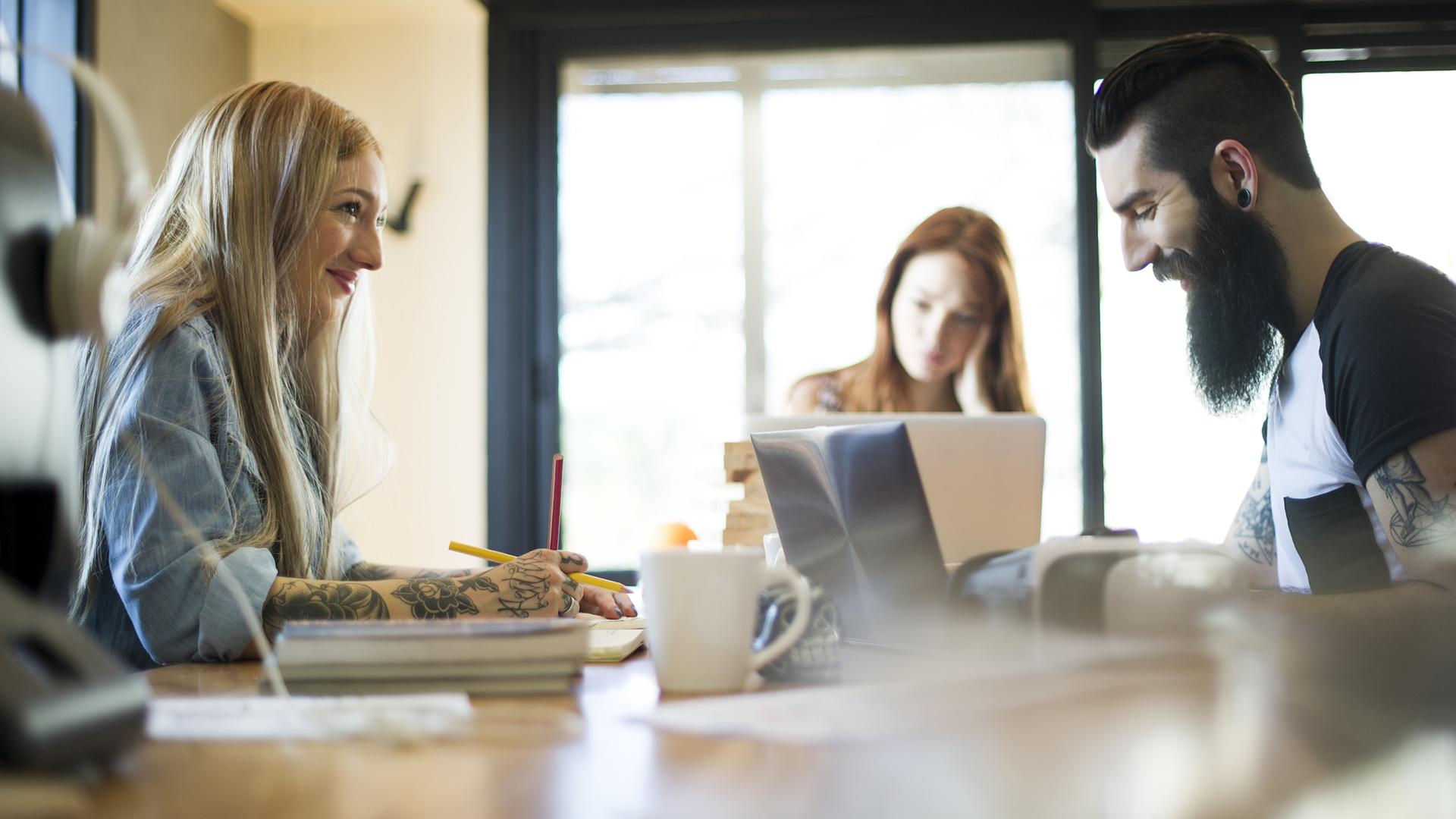 Bürokollegen im Coworking-Space