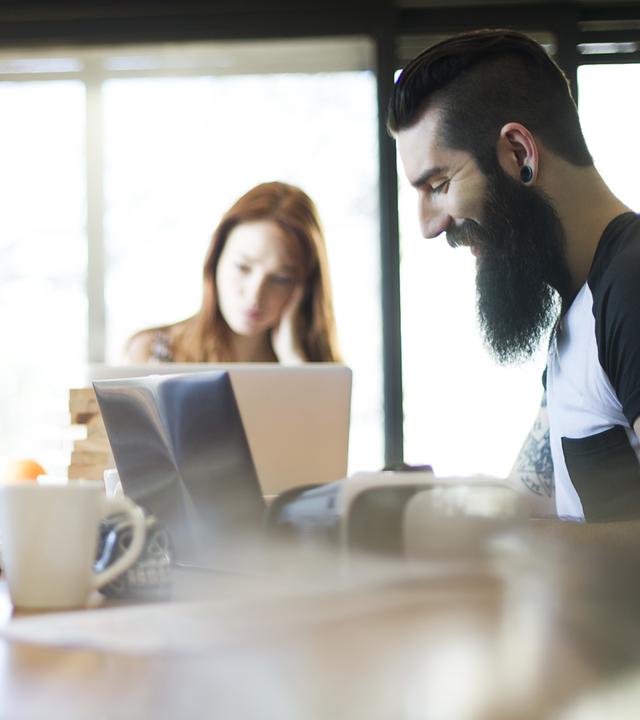 Bürokollegen im Coworking-Space