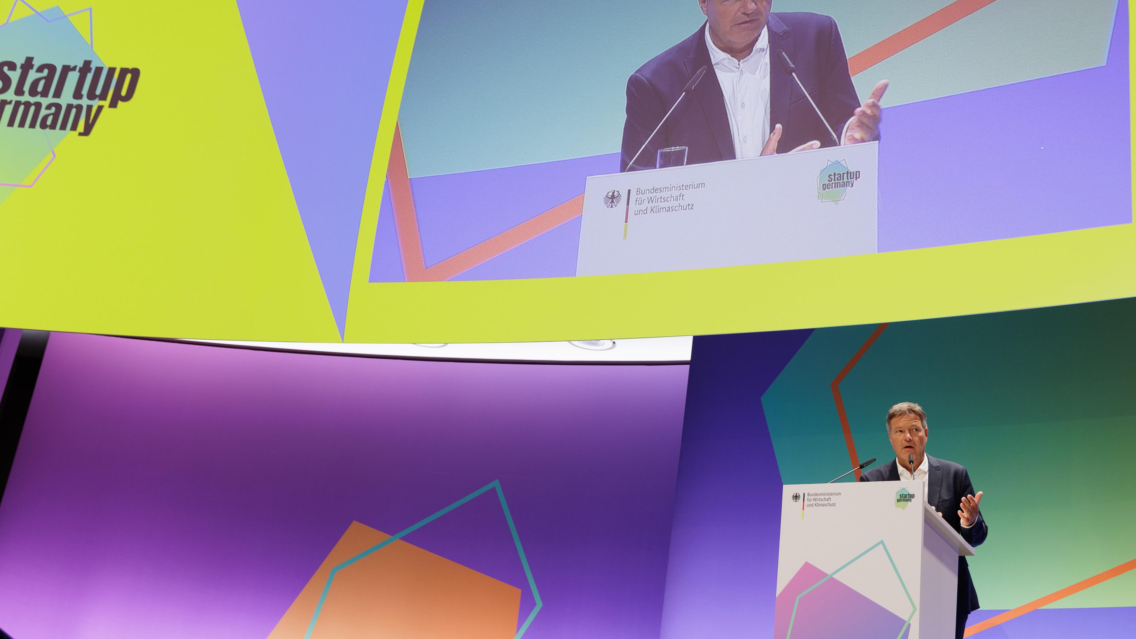 Berlin: Robert Habeck (Bündnis 90/Die Grünen), Bundesminister für Wirtschaft und Klimaschutz, spricht bei dem Startup Germany Summit 2024 des Bundesministerium für Wirtschaft und Klimaschutz.